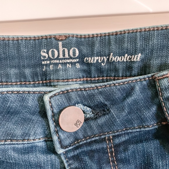 Medium wash curvy-bootcut jeans - Picture 2 of 6